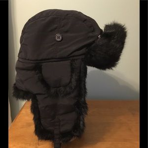 Widens ear flap hat with rabbit fur